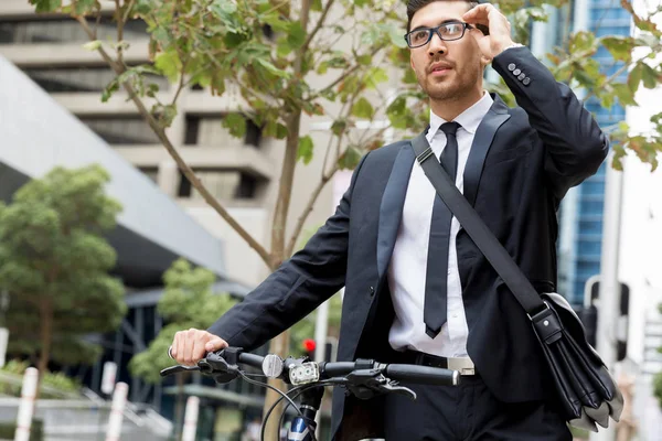 Jonge zakenmensen met een fiets — Stockfoto