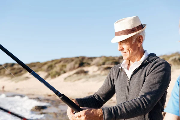 年配の男性側を海で釣り — ストック写真
