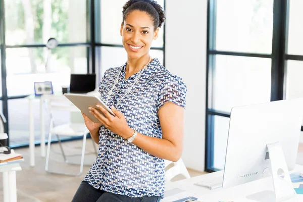 Portrait of smiling afro-american office worker sitting in offfice — Stock Photo, Image