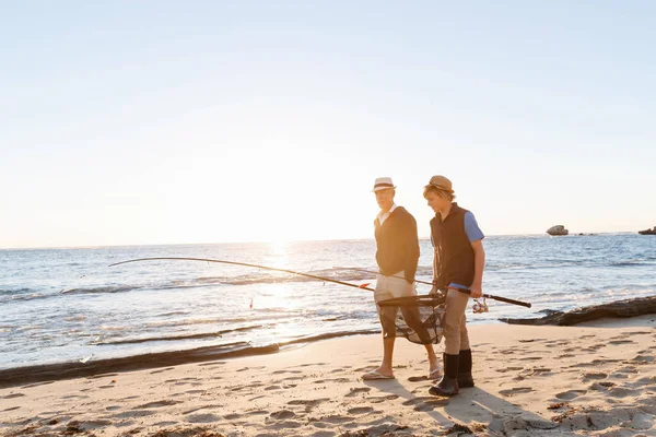 Senior homme pêche avec son petit-fils — Photo