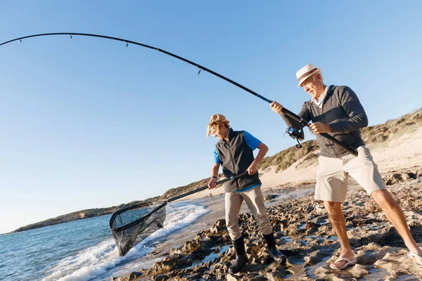 Yaşlı adam torunuyla balık tutuyor.