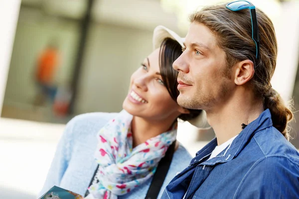 Chica y chico en las calles de una ciudad — Foto de Stock