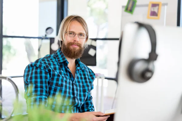 Junger Mann arbeitet im Büro — Stockfoto