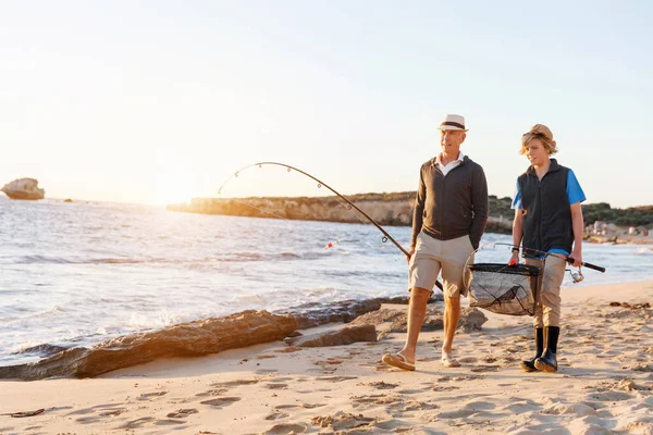 Yaşlı adam torunuyla balık tutuyor.