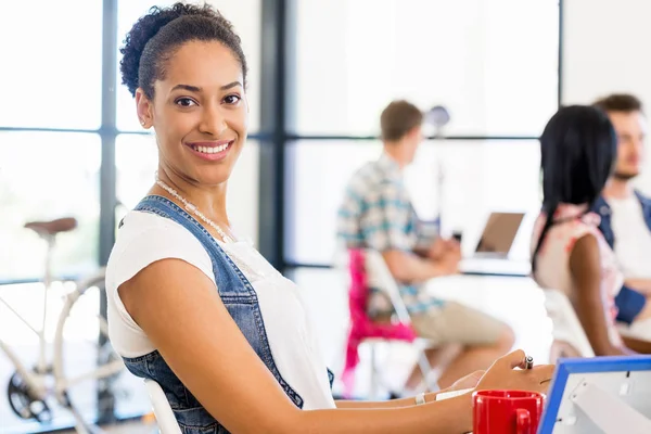 Portrait of smiling afro-american office worker sitting in offfice — Stock Photo, Image