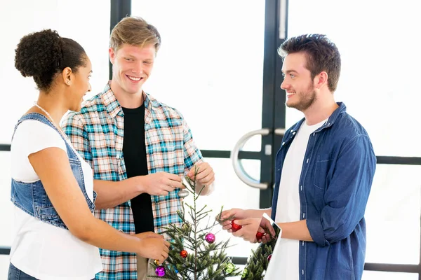 Jeunes employés de bureau discutant — Photo