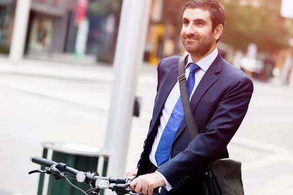 Homens de negócios jovens com uma bicicleta — Fotografia de Stock