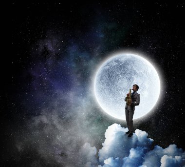 Romantik saksofoncu melodi oynarken. Karışık teknik