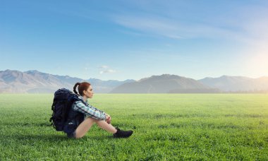 Kız uzun yürüyüşe çıkan kimse dinlenme. Karışık teknik