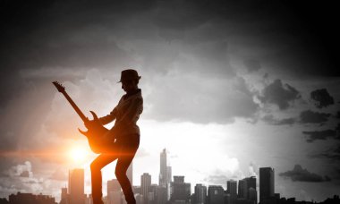 Rock gitar kızla. Karışık teknik
