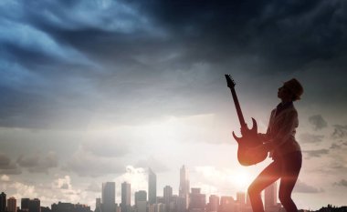 Rock gitar kızla. Karışık teknik