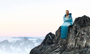 Kız turistik dinlenme. Karışık teknik