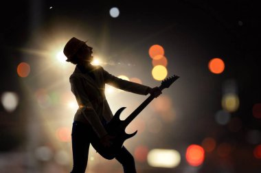 Rock gitar kızla. Karışık teknik