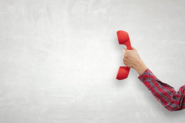 Alıcı elinde telefon. Karışık teknik