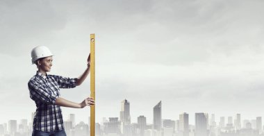 Önlemler alan Oluşturucusu kadın. Karışık teknik