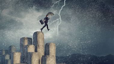 Şemsiye ile zarif bankacı. Karışık teknik