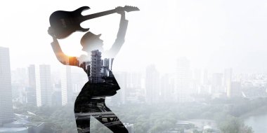 Rock gitar kızla. Karışık teknik