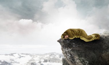 Kız turistik dinlenme. Karışık teknik