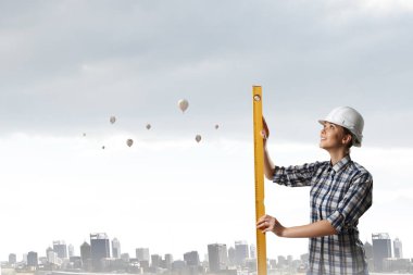 Önlemler alan Oluşturucusu kadın. Karışık teknik