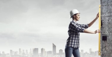 Önlemler alan Oluşturucusu kadın. Karışık teknik