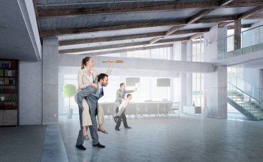 Ofiste eğleniyor iş adamları