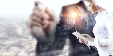 Tablet üzerinde çalışan çekici iş kadını