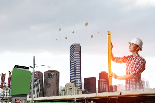 Önlemler alan Oluşturucusu kadın. Karışık teknik