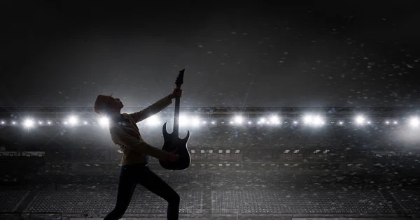 Rock girl avec guitare. Techniques mixtes — Photo