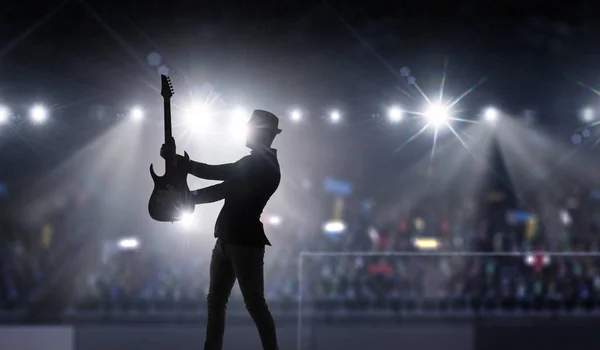 Um tipo do rock com guitarra. Meios mistos — Fotografia de Stock