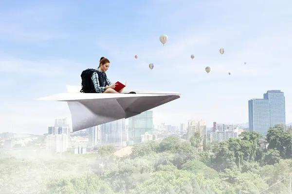 Güzel turist kız. Karışık teknik