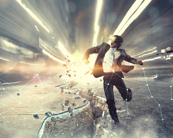 Sanal gerçeklik yaşıyor. Karışık teknik