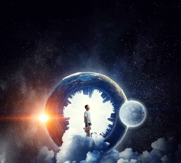 Bu koca dünyada yalnız hissediyorum