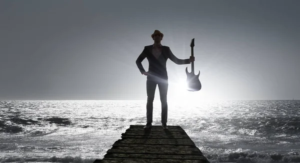 Rock-Typ mit Gitarre. Gemischte Medien — Stockfoto