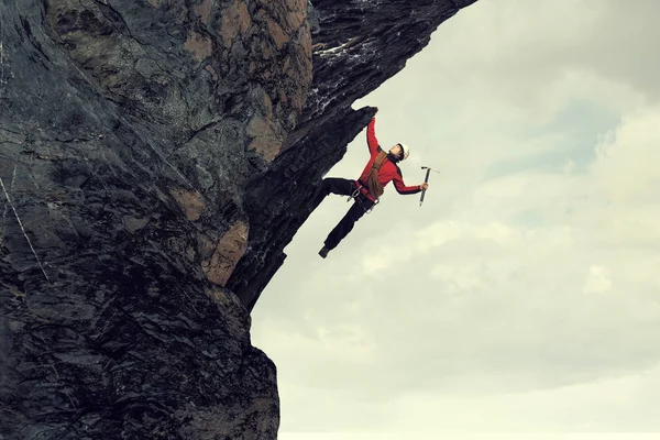 Extreme klimmen is zijn adrenaline. Mixed media — Stockfoto