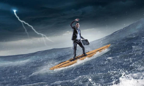 Sörf büyük dalgalar. Karışık teknik