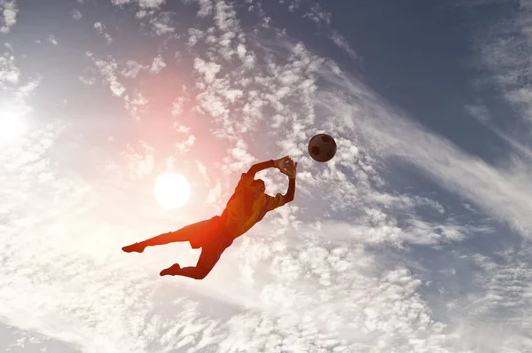 Fotbollspelare med boll utomhus — Stockfoto