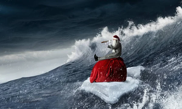 O Pai Natal está à procura do caminho. Meios mistos — Fotografia de Stock