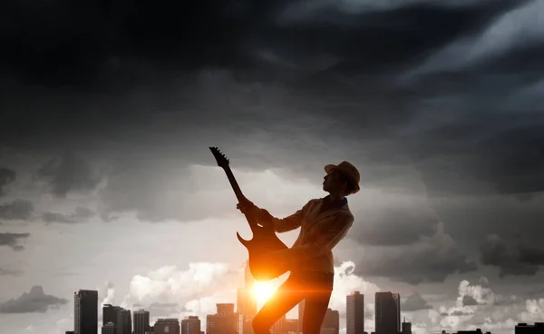 Rock girl avec guitare. Techniques mixtes — Photo