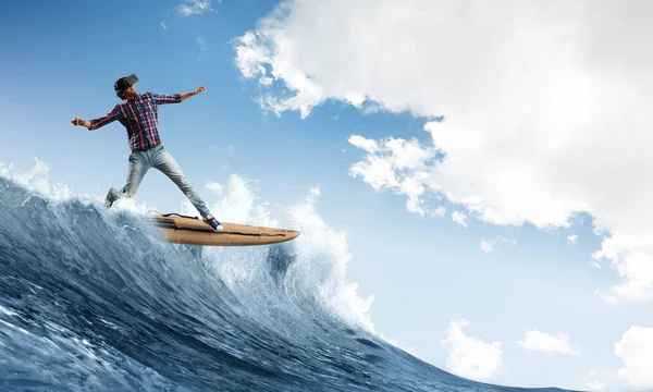 Surfeando olas grandes. Medios mixtos — Foto de Stock