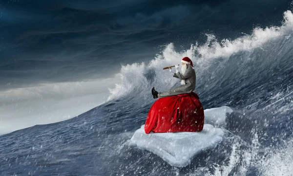 Babbo Natale sta cercando la strada. Mezzi misti — Foto Stock