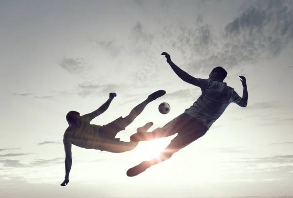 Silhouettes de deux joueurs de football — Photo