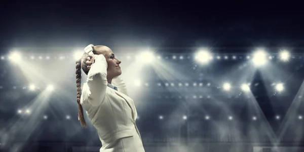 Wanita memakai headphone putih. Campuran media — Stok Foto