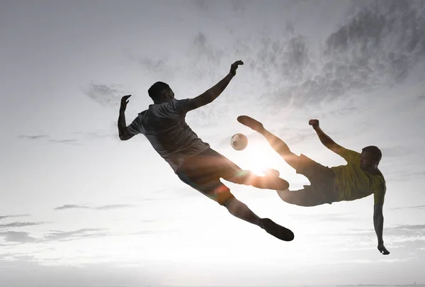 Silhouettes de deux joueurs de football — Photo