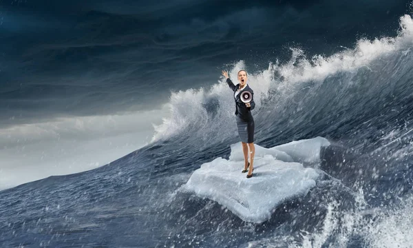 Surfing havet på isflak — Stockfoto