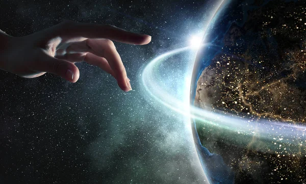 Planeten mit dem Finger berühren — Stockfoto