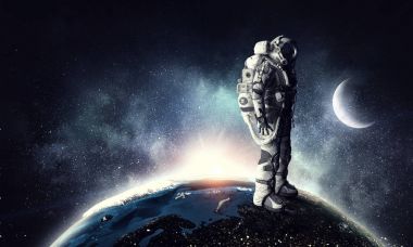 Astronot uzayda. Karışık teknik