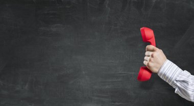 Alıcı elinde telefon. Karışık teknik