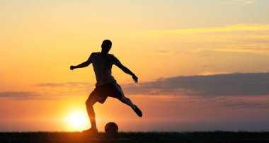 Açık havada topu ile futbol oyuncusu