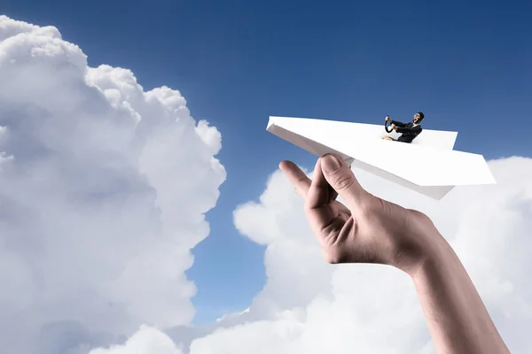 Vrouw Aviator zwevend in de lucht — Stockfoto