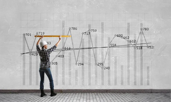 Bauarbeiterin ergreift Maßnahmen. Gemischte Medien — Stockfoto